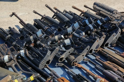 Sedena identifica 11 rutas de tráfico de armas desde EU que abastecen redes criminales en México