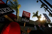 Guionistas de Hollywood se declaran en huelga por primera vez en 15 años