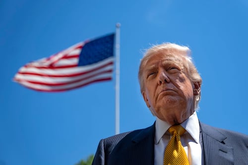 Trump cierra ‘llave del dinero’ a migrantes con nueva orden para bancos en EU