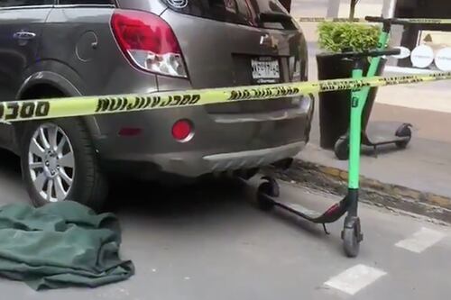 Usan scooters para acordonar la escena de un homicidio en la CDMX
