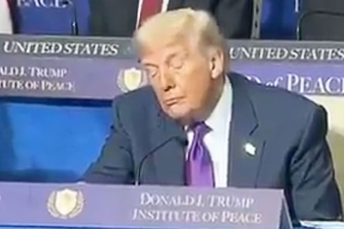 (VIDEO) Se echó un ‘coyotito’: Captan a Trump presuntamente dormido en reunión de la Junta de Paz