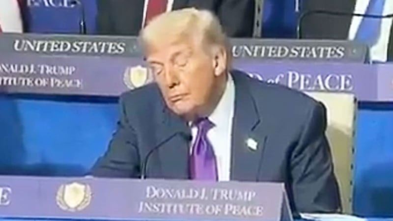 (VIDEO) Se echó un ‘coyotito’: Captan a Trump presuntamente dormido en reunión de la Junta de Paz