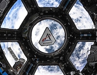 Falla el inodoro del Artemis II: Así se las arreglaron los astronautas de la NASA para ir al baño