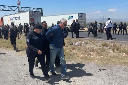 Extrabajadores de AHMSA se enfrentan con policías en Coahuila por bloqueo de carretera