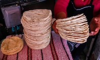 ¿Bajará o no el precio de la tortilla en México? Advierten que ‘meterán a Sheinbaum en un problema’
