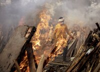 China se burla de ola de COVID que azota a India: publica polémicas fotos en redes sociales