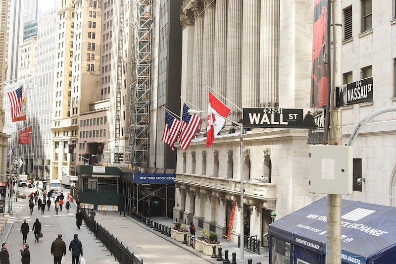 Wall Street ‘tropieza’ por ataques entre Irán y EU: ¿Cuánto caen sus indicadores HOY lunes?