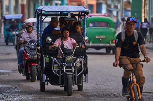 Bicis eléctricas ‘desplazan’ a los autos en Cuba: Así es como adaptan triciclos con paneles solares