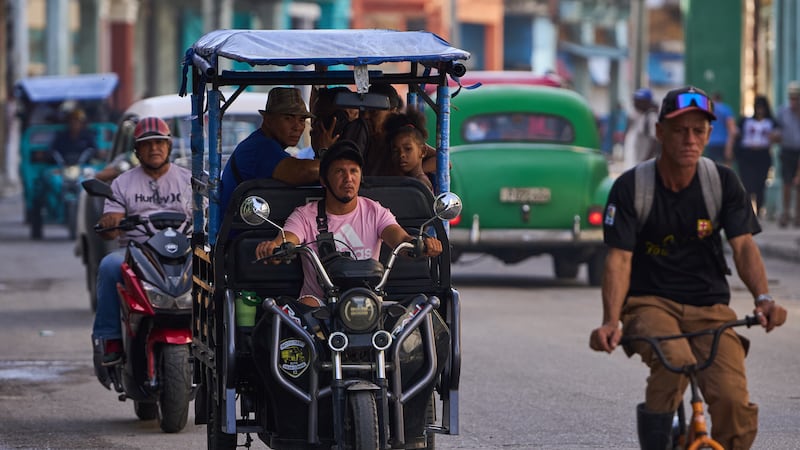 Bicis eléctricas ‘desplazan’ a los autos en Cuba: Así es como adaptan triciclos con paneles solares