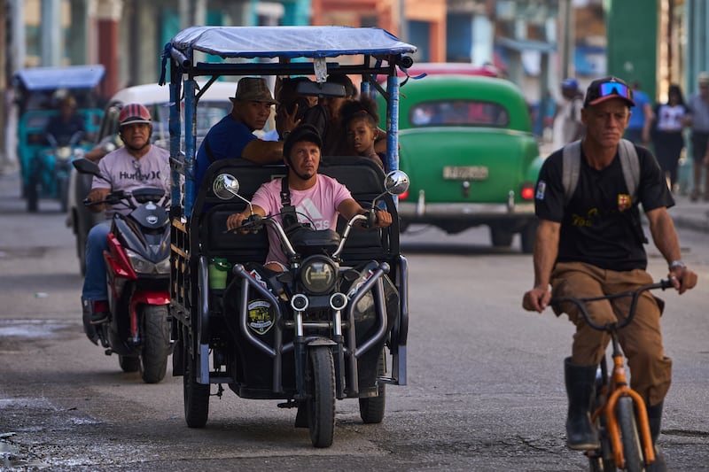 Bicis eléctricas ‘desplazan’ a los autos en Cuba: Así es como adaptan triciclos con paneles solares