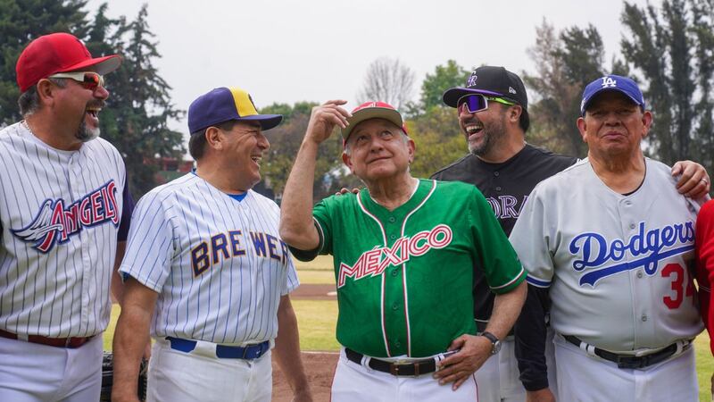 Así fue el día que AMLO jugó con Fernando ‘Toro’ Valenzuela, leyenda de los Dodgers