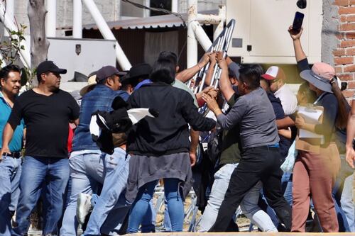 Tensión en visita de Sheinbaum a Oaxaca: Maestros de la CNTE irrumpen en evento de la presidenta