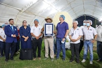 Chiapas le come el mandado a Oaxaca: Pijijiapan hace la bola de quesillo más grande del mundo (VIDEO)
