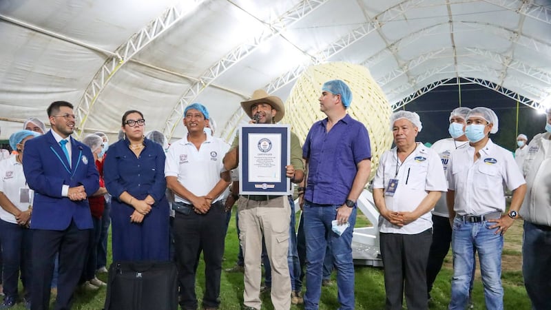 Chiapas le come el mandado a Oaxaca: Pijijiapan hace la bola de quesillo más grande del mundo (VIDEO)