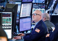 Wall Street cierra mixto por ultimatum de Trump contra Irán; BMV cae 0.66%