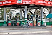 Trump se ‘apiada’ de Cuba: EU autoriza venta de petróleo venezolano a la isla... con condiciones