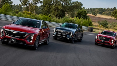 Cadillac gama V-Series 2026 tres SUV en pista vista frontal dinámica Lyriq V rojo al frente Escalade V negro al centro y Escalade V rojo a la derecha modelos con 519 hp 615 hp y 682 hp respectivamente