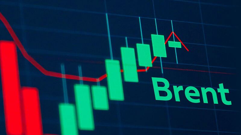 El barril de Brent se desploma un 6.5%; llega a los 65.58 dólares por represalias de China a EU