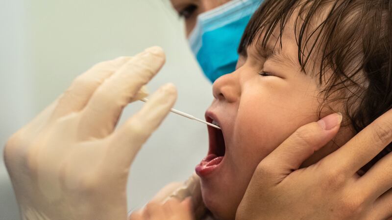 ¿Variantes de COVID-19 repercuten de forma más grave en niños?