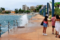 ‘Hemos caído en pánico’: Huracán ‘Polo’ provoca compras masivas y fuertes lluvias en Acapulco