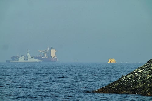 ‘Espectadores neutrales e inocentes’: Trump ayudará a barcos a salir del estrecho de Ormuz