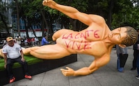 Protesta de la CNTE en CDMX: Maestros derriban estatuas del Mundial 2026 en Reforma