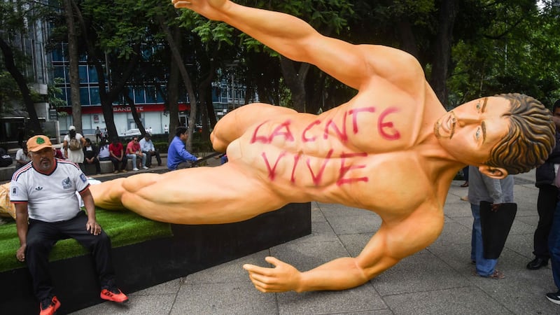 Protesta de la CNTE en CDMX: Maestros derriban estatuas del Mundial 2026 en Reforma