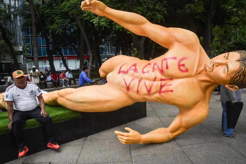 Protesta de la CNTE en CDMX: Maestros derriban estatuas del Mundial 2026 en Reforma