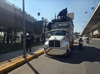 Camión de basura rebasa altura de puente vehícular e impacta a dos trabadores en Edomex