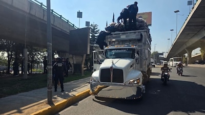 Dos recolectores de basura sufrieron un fatal accidente, luego de que el camión donde viajaban rebasara la altura de un puente vial.