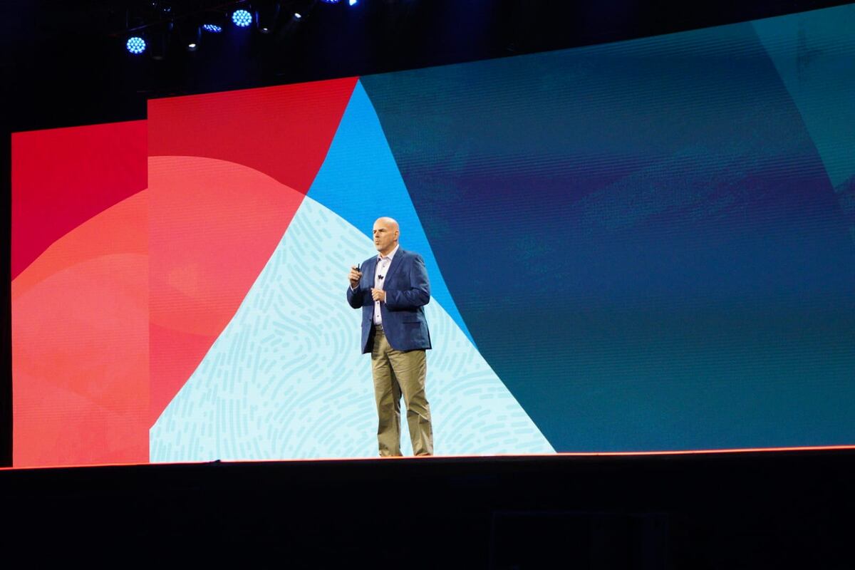 Mike Sicilia, nuevo CEO de Oracle, encabezó la primera keynote de Oracle AI World 2025.