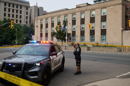 Detienen a dos jóvenes por segundo tiroteo a consulado de EU en Toronto; investigan reclutamiento por app