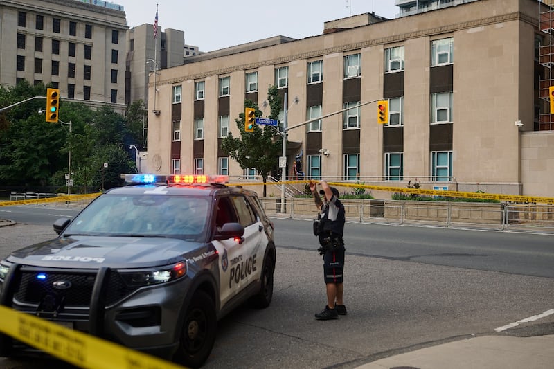 Detienen a dos jóvenes por segundo tiroteo a consulado de EU en Toronto; investigan reclutamiento por app