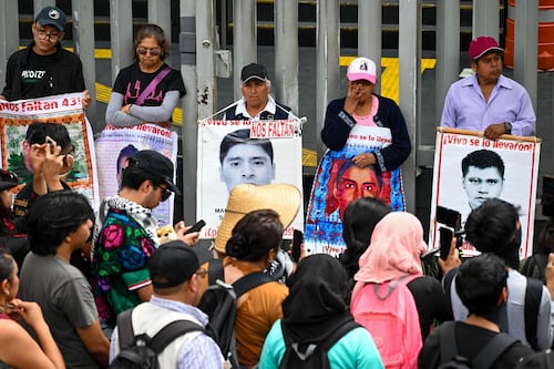 Familias de los 43 estudiantes de Ayotzinapa piden a SCJN revisar amparos sobre documentos militares
