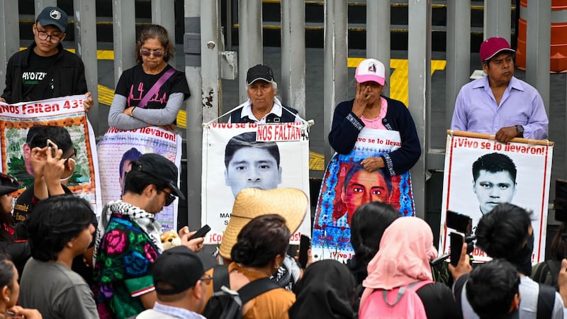 Familias de los 43 estudiantes de Ayotzinapa piden a SCJN revisar amparos sobre documentos militares