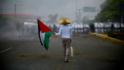 Diversos grupos de manifestantes, entre lo que estaban colectivos de madres Buscadoras y estudiantes se manifestaron en las inmediaciones del Estadio Ciudad de México, ya que exigen que el gobierno atienda sus demandas en lugar de la darle prioridad a la Copa del Mundo 2026 (Foto: ALBERTO ROA/CUARTOSCURO)
