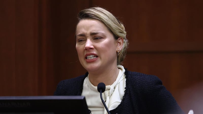 ‘Lo protegían’: Amber Heard declara que equipo de Depp ‘cubrió’ las adicciones del actor