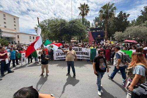 Marchan en Chihuahua contra Maru Campos por el caso de los agentes de la CIA