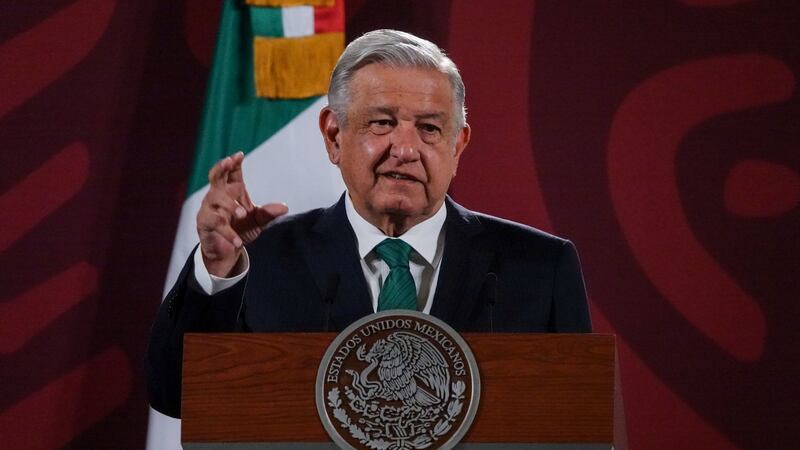 AMLO afirma que hay una ‘campaña’ para culparlo de retrasos y saturación en el AICM