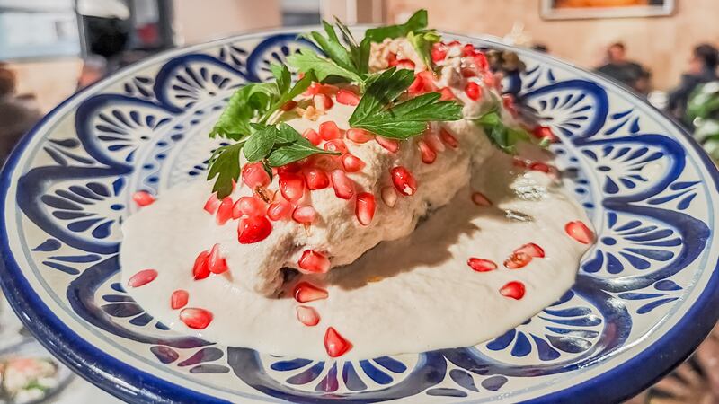 ¿Va capeado o no? Claves para reconocer un buen chile en nogada, según el chef del restaurante Nicos