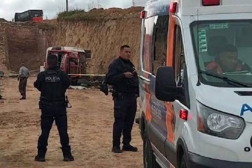 Autobús de las obras del Tren de Pasajeros México-Querétaro vuelca; hay 2 personas muertas y 20 heridos