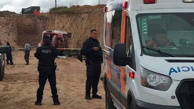 Autobús de las obras del Tren de Pasajeros México-Querétaro vuelca; hay 2 personas muertas y 20 heridos