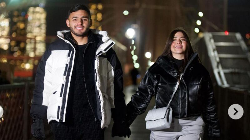 Sesión de fotos de Alexis Vega en NY: ¿Quién es la pareja de futbolista de Chivas?
