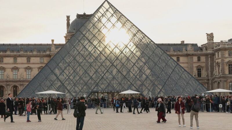 Louvre sin resguardo: Robo de 8 joyas expone fallas de seguridad en el museo francés