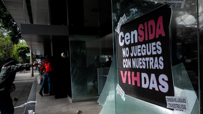 ‘Censida no juegues con nuestras vidas’: Manifestantes denuncian falta de medicamentos contra VIH