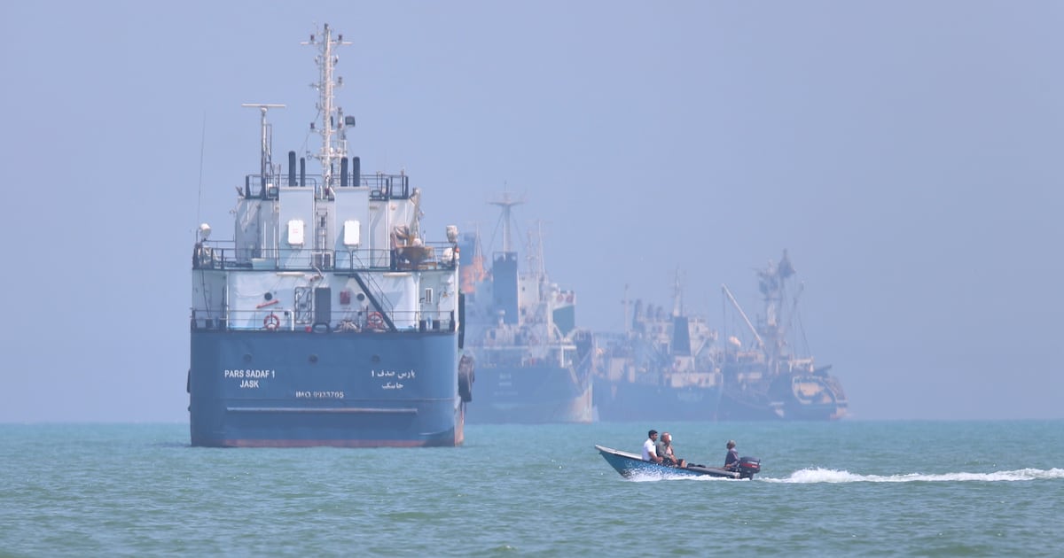 Agreement EU-Iran pulls the crude and points it at the bags and the weight