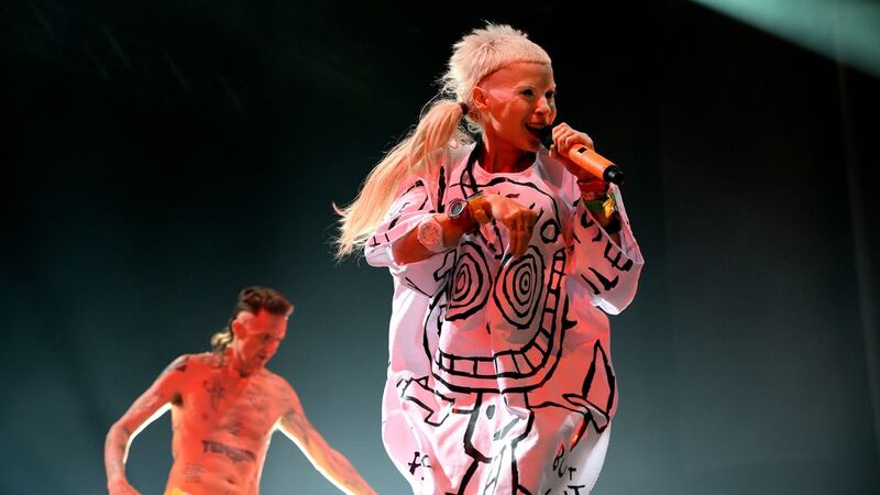 Hijo adoptivo de Die Antwoord acusa a la pareja de abuso y explotación infantil