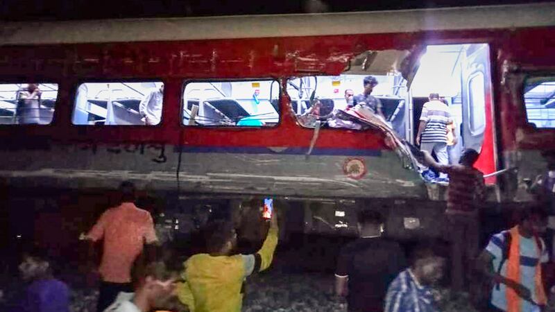 Se descarrilan dos trenes en India; mueren más de 200 personas