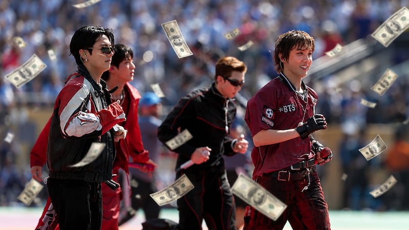 ¡Camisa BTS en 110 mil dólares! ¿Qué artículos del show de medio tiempo del Mundial se subastaron?