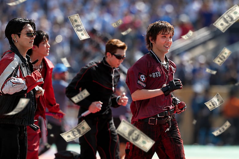 ¡Camisa BTS en 110 mil dólares! ¿Qué artículos del show de medio tiempo del Mundial se subastaron?